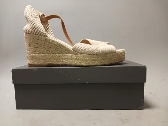 BOXED PAIR OF CREW CLOTHING COMPANY WILLOW OPEN TOE WEDGES IN BEIGE EU SIZE 39