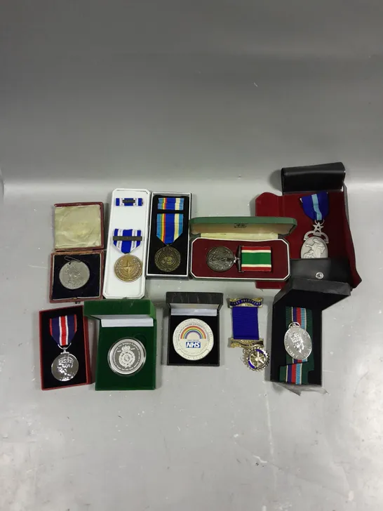 APPROXIMATELY 10 ASSORTED COMMEMORATIVE MEDALS FROM VARIOUS YEARS	