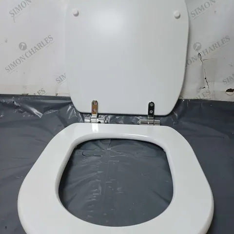 CHOICE REPLACEMENT TOILET SEAT IN WHITE