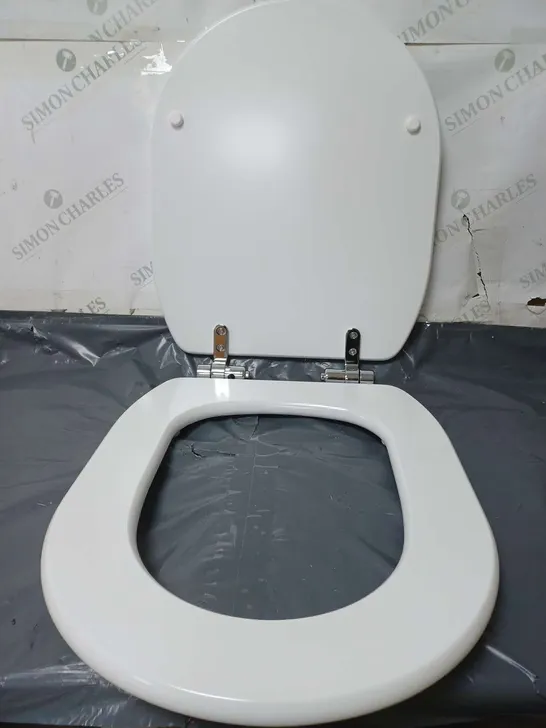 CHOICE REPLACEMENT TOILET SEAT IN WHITE