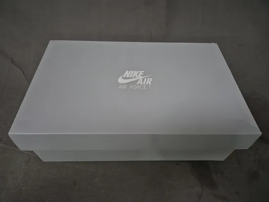 BRAND NEW BOXED PAIR OF NIKE WOMEN'S AIR FORCE 1 '07 ESS SHOES IN WHITE/METALLIC SILVER UK SIZE 6.5