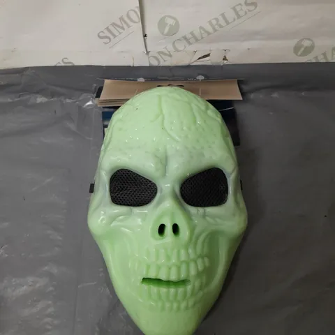 BOXED BRAND NEW FESTIVE HALLOWEEN GLOW IN THE DARK SKELETON MASK 6X4