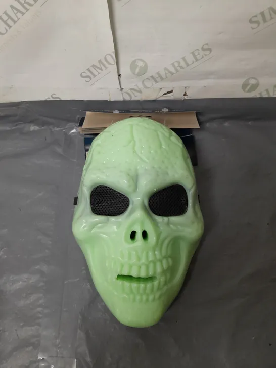 BOXED BRAND NEW FESTIVE HALLOWEEN GLOW IN THE DARK SKELETON MASK 6X4