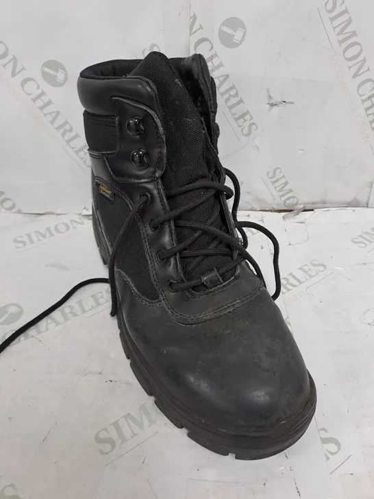 PAIR OF SKETCHERS WATERPROOF BOOTS IN BLACK SIZE 9