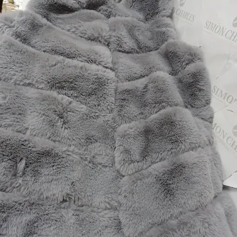 APPROXIMATELY 10 CLOTHING INCLUDING: LONG SLEEVE SHORTS AND SLEEVLESS FUR JACKETS (ALL OF DIFFERENT SIZES AND COLOURS)