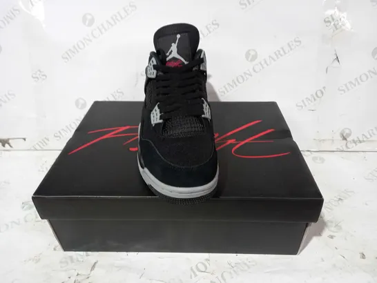 BOXED PAIR OF AIR JORDAN 4 RETRO SE SHOES IN BLACK/GREY UK SIZE 8