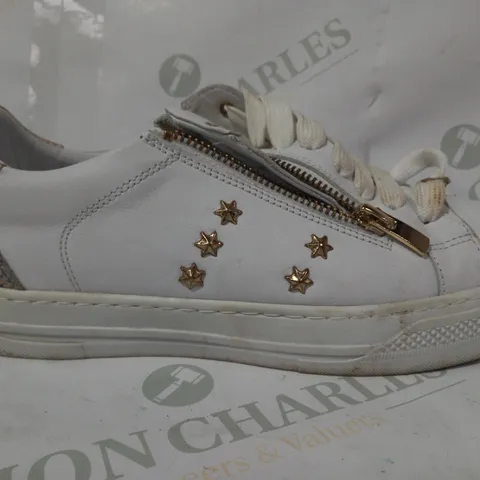 BOXED PAIR OF MODA IN PELLE SHOES IN WHITE/GOLD/MULTICOLOUR W. STUD EFFECT EU SIZE 40