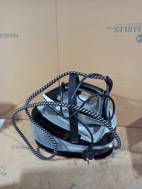 TOWER CERAGLIDE 2700W STEAM GENERATOR IRON