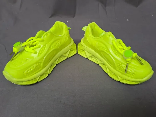 BOXED PAIR OF DESIGNER KIDS SHOES IN NEON GREEN EU SIZE 25