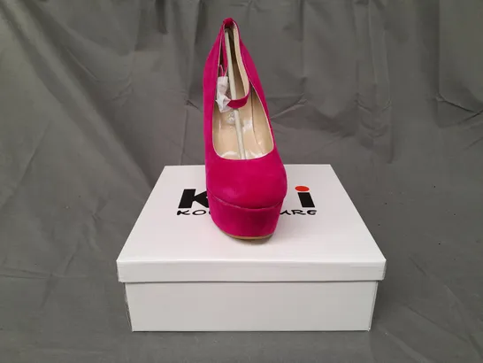 BOXED PAIR OF KOI COUTURE HR5 PLATFORM HIGH WEDGE FAUX SUEDE SHOES IN FUCHSIA SIZE 5