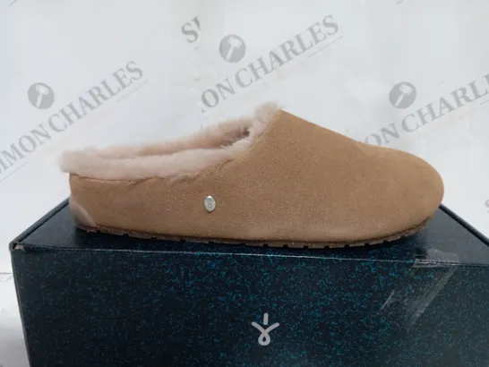 EMU AUSTRALIA MONCH CLOG CAMEL SIZE 6 - BOXED 