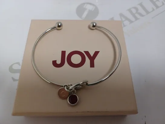 BOXED LOOP SILVER EFFECT BRACELET WITH RED STONE AND `C` CHARM