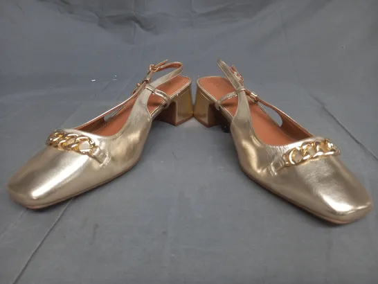 PAIR OF RIVER ISLAND HEELED PUMPS WITH GOLD CHAIN EMBELLISHMENT IN GOLD METALLIC SIZE UK 7