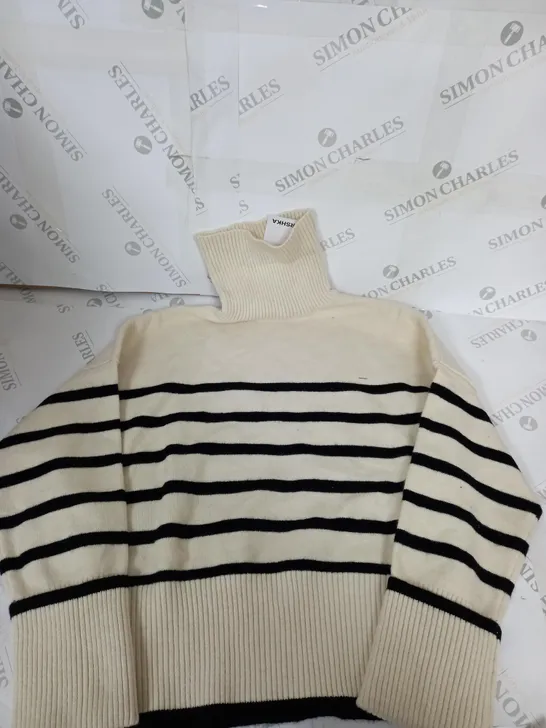 BERSHKA KNITTED TURLE NECK - M