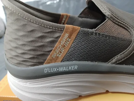 BOXED PAIR OF SKECHERS D'LUX WALKER SLIP-INS - LIGHT BROWN - SIZE 10 UK