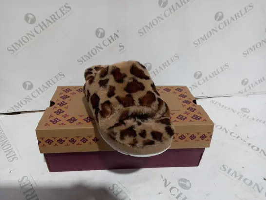 BOXED SKETCHERS MEMORY FOAM LEOPARD PRINT SLIPPERS - SIZE UK 7 