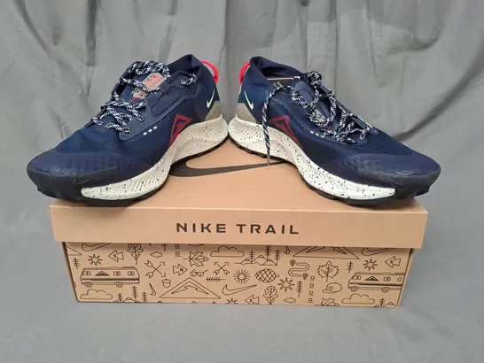 BOXED PAIR OF NIKE PEGASUS TRAIL 3 GTX SHOES IN NAVY/RED UK SIZE 11