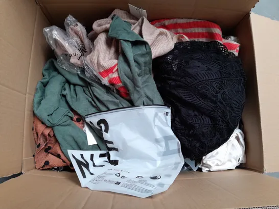 BOX OF APPROXIMATELY 25 ASSORTED CLOTHING ITEMS TO INCLUDE - T-SHIRT , DRESSES , JEANS , ETC 