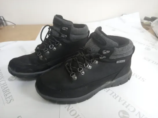 BOXED SKECHERS SYNERGY WARM TECH BOOTS, BLACK - SIZE 7