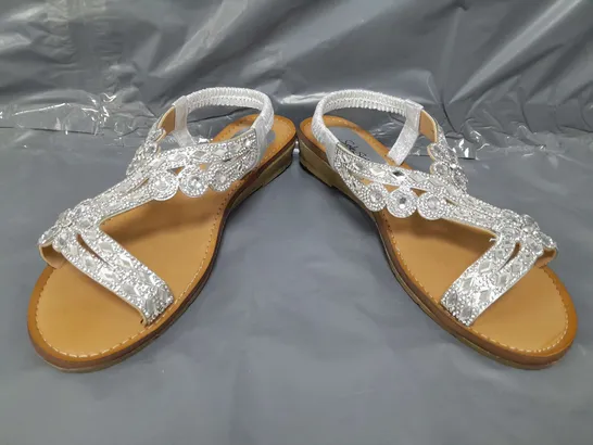 BOXED PAIR OF SOLE SISTER OPEN TOE SANDALS IN METALLIC SILVER W. JEWEL EFFECT SIZE 6