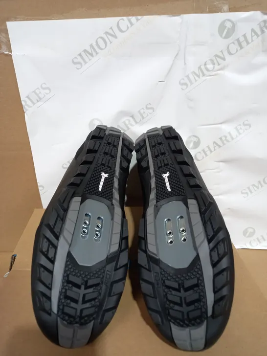 PAIR OF BOXED SHIMANO MW7 SHOE SIZE 40