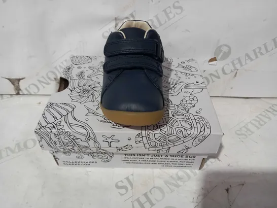 BOXED PAIR OF CLARKS ROAMER CRAFT T CHILDREN'S SHOES IN NAVY UK SIZE 5.5