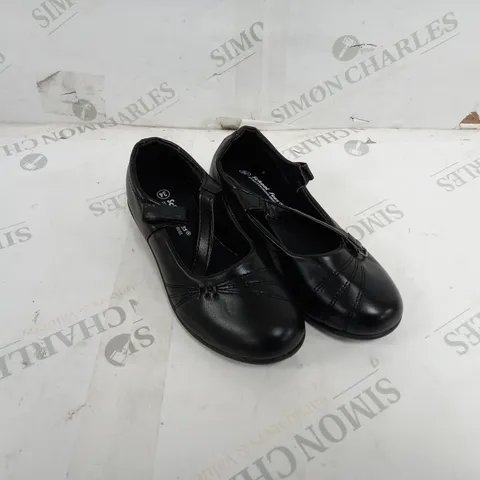 approximately 25 kids black school shoes to include sizes 31, 34 