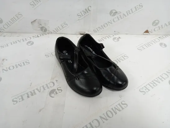 approximately 25 kids black school shoes to include sizes 31, 34 