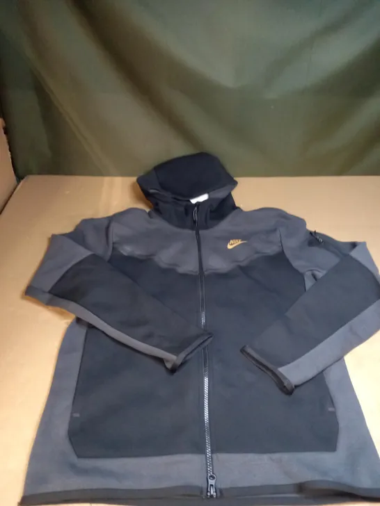 MENS NIKE FULL ZIPPED JACKET SIZE M