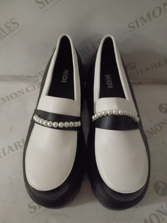 BOXED PAIR OF KOI WOMEN'S AYOKA MONOCHROME PEARL STOMPER LOAFERS SIZE 6