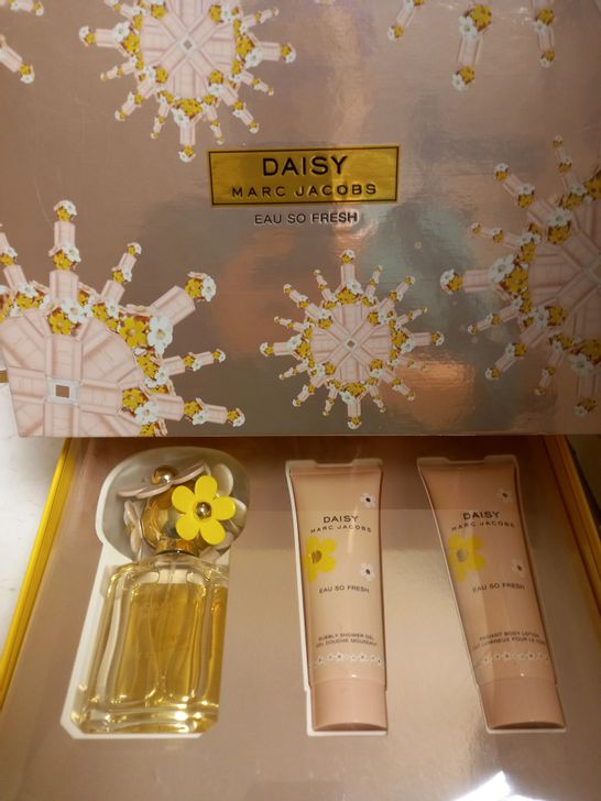 MARC JACOBS - DAISY - EAU SO FRESH GIFT SET WITH EAU DE TOILETTE, BODY LOTION & SHOWER GEL