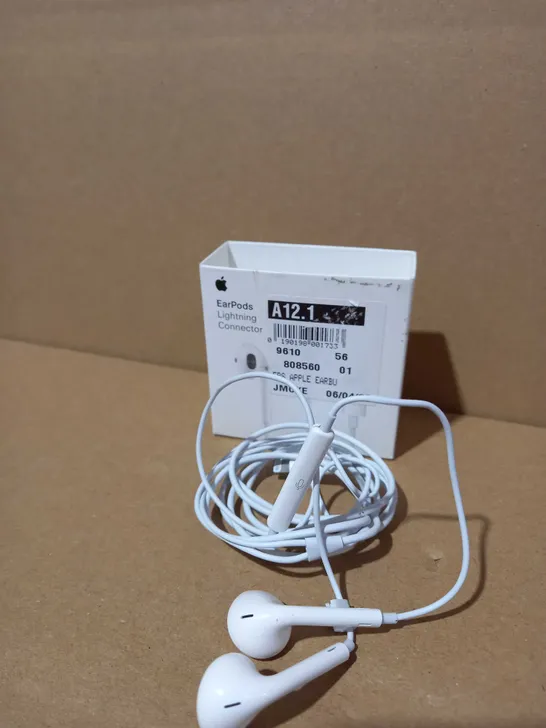 APPLE EARPODS WITH LIGHTENING CONNECTOR 