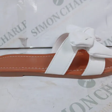 PAIR OF DESIGNER OPEN TOE FLAT SANDALS IN WHITE W. BOW DETAIL EU SIZE 36