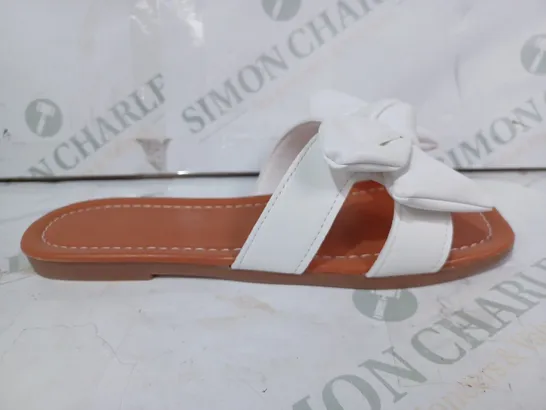 PAIR OF DESIGNER OPEN TOE FLAT SANDALS IN WHITE W. BOW DETAIL EU SIZE 36