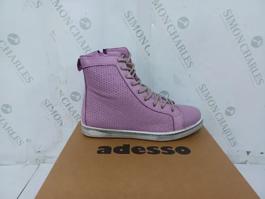 BOXED PAIR OF ADESSO BOOTS SIZE 6