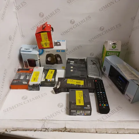 BOX OF ASSORTED ELECTRICAL ITEMS TO INCLUDE SPEAKERS, HEADPHONES AND RADIOS