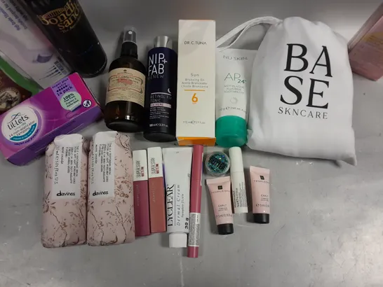 BOX OF APPROXIMATELY 10 COSMETIC ITEMS TO INCLUDE MOISTURISING CREAM, BONDI SANDS ULTRA DARK , REUZEL SHAMPOO, ETC