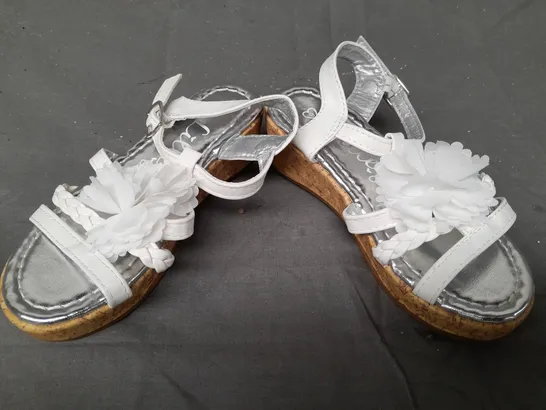 BOX OF APPROXIMATELY 15 LILLEY KIDS OPEN TOE SANDALS IN WHITE/METALLIC SILVER W. FLOWER DETAIL - VARIOUS SIZES