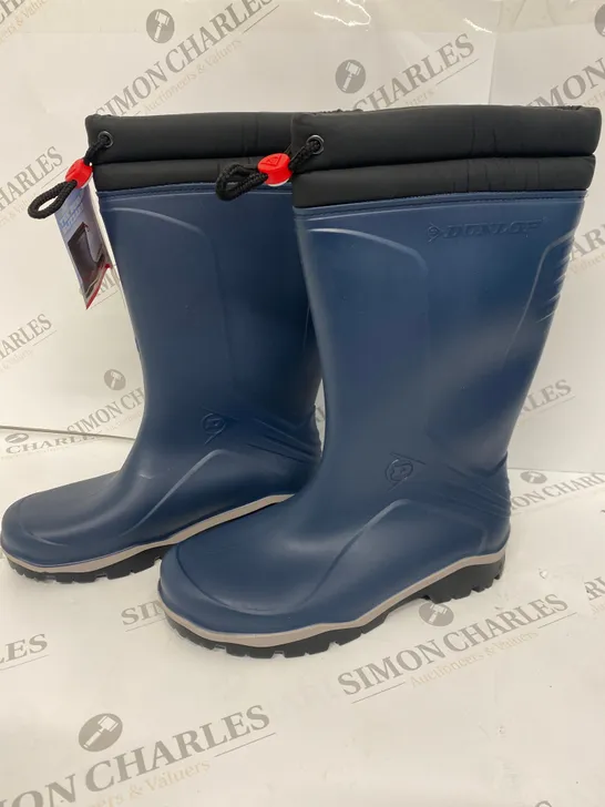 PAIR OF DUNLOP NAVY WELLIES SIZE 6