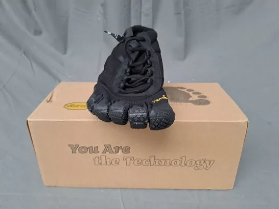 BOXED PAIR OF VIBRAM FIVE FINGERS V-TREK INSULATED SHOES IN BLACK EU SIZE 43