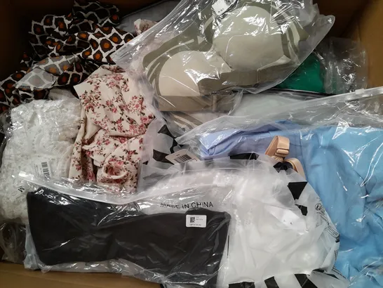 BOX OF APPROXIMATELY 15 ASSORTED CLOTHING ITEMS TO INCLUDE - HAT , SOCKS , TOP ETC