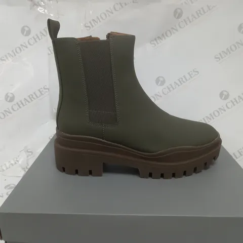 BOXED VOINIC KARSEN AMK BOOTS IN KHAKI - SIZE 6