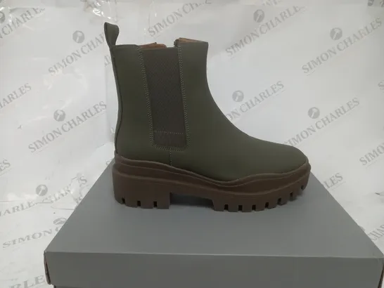 BOXED VOINIC KARSEN AMK BOOTS IN KHAKI - SIZE 6