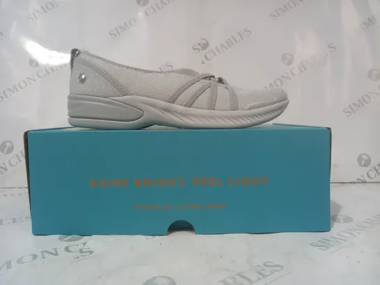 BOXED PAIR OF BZEES SHOES IN LIGHT GREY W. GLITTER EFFECT SIZE 6