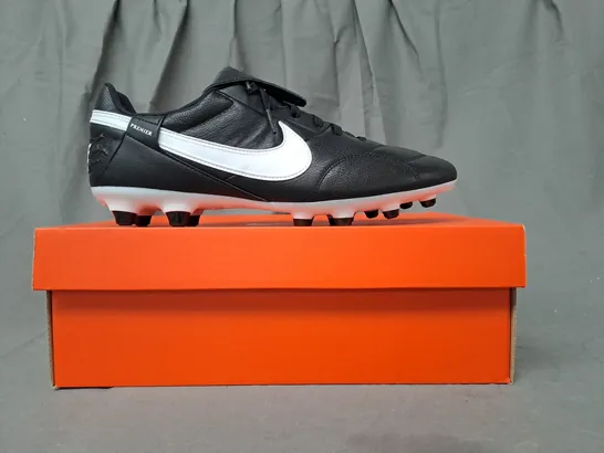 BOXED PAIR OF NIKE PREMIER III FOOTBALL BOOTS IN BLACK/WHITE UK SIZE 9