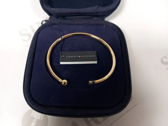 TOMMY HILFIGER GOLD TONE MULTI CRYSTAL BANGLE