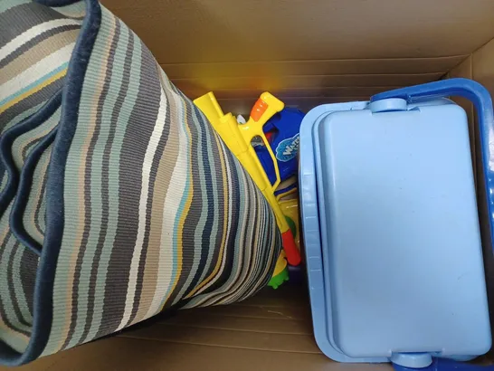 BOX OF APPROXIMATELY 10 ASSORTED HOUSEHOLD ITEMS TO INCLUDE NERF SUPER SOAKER, RUG, ETC