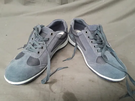 BOXED PAIR OF SHUROPODY JAYCEE LACE UP SHOES IN DENIM BLUE SIZE UK 7