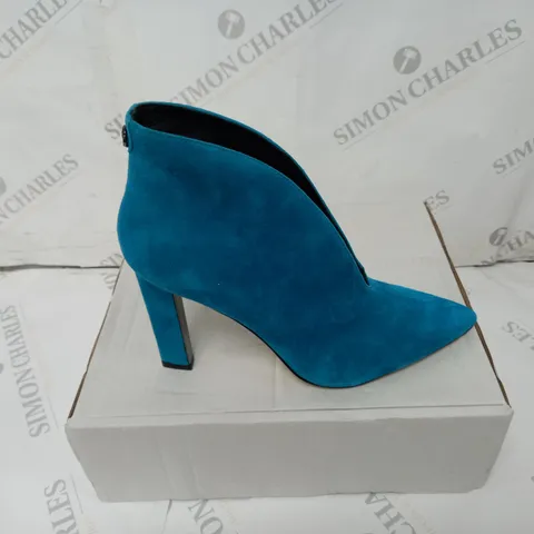 PAIR OF MODA IN PELLE WELDI TEAL SUEDE HIGH HEEL V-CUT SHOE BOOTS SIZE 7