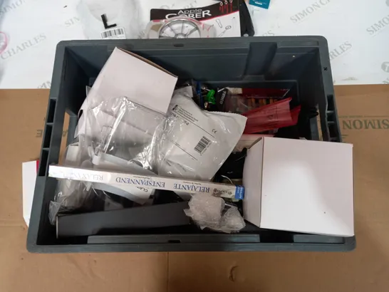 BOX OF APPROX 30 ASSORTED ITEMS TO INCLUDE - APPLE SLICER, HEAT ALARM, IR THERMOMETER ETC